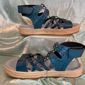 BRAND new Baretraps denim blue gladiator sandals in a roomy size 10 Wide toe box